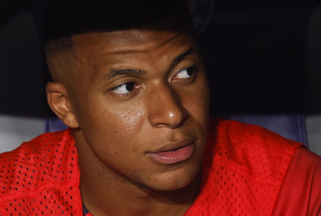 Mbappe ở lại PSG, nhưng mọi thứ vẫn chưa rõ ràng. Ảnh: AFP