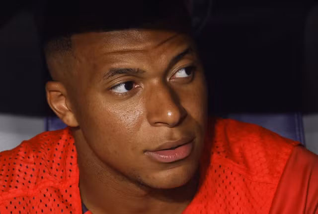 Mbappe ở lại PSG, nhưng mọi thứ vẫn chưa rõ ràng. Ảnh: AFP