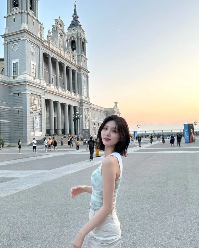 Kể từ khi ra mắt, em út của IVE luôn gây ấn tượng với vẻ ngoài đáng yêu cùng tính cách thân thiện. Sau khi mạnh dạn chuyển sang mái tóc ngắn, Leeseo thăng hạng nhan sắc đáng kể. Gương mặt với các đường nét hài hòa cùng kiểu tóc ngắn mái bay của nữ thần tượng đã giúp cô nàng luôn tỏa sáng với mọi phong cách, từ dễ thương cho đến cool ngầu