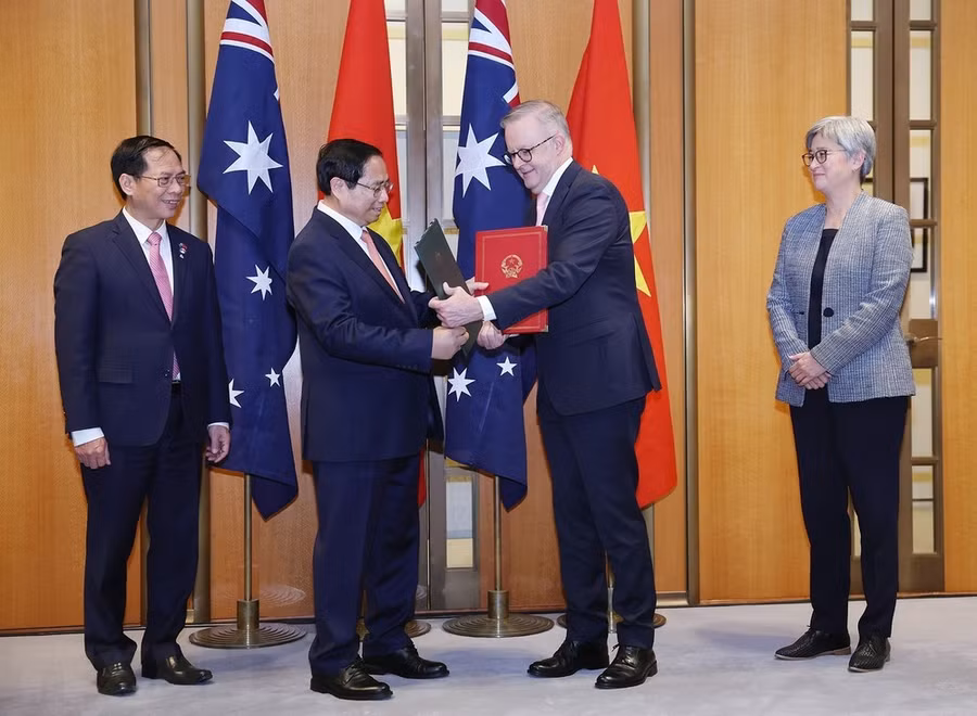 Thủ tướng Phạm Minh Chính và Thủ tướng Australia Anthony Albanese trao văn kiện về thiết lập quan hệ Đối tác Chiến lược Toàn diện. (Ảnh: Dương Giang/TTXVN)