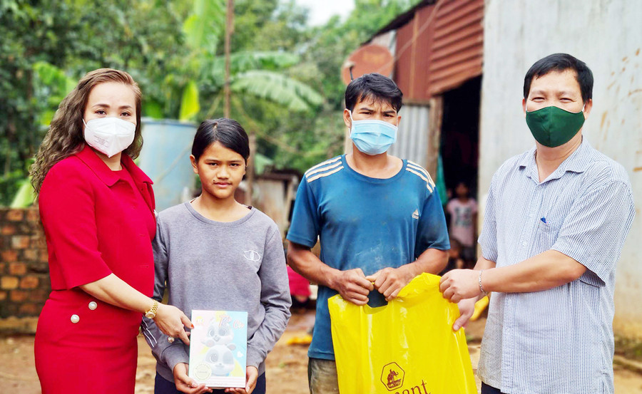 Công ty TNHH Vĩnh Hiệp phối hợp với UBND phường Thắng Lợi (TP. Pleiku) tặng quà cho người nghèo và học sinh khó khăn. Ảnh: P.L