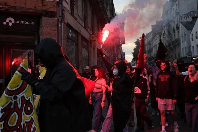 Dòng người biểu tình tại Pháp sau khi có kết quả thăm dò bầu cử vòng 1 trong ngày 30.6. Ảnh REUTERS Dòng người biểu tình tại Pháp sau khi có kết quả thăm dò bầu cử vòng 1 trong ngày 30.6. Ảnh REUTERS