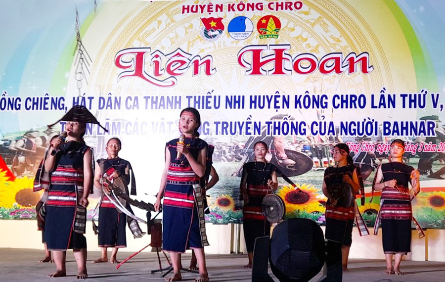 Đoàn viên, thanh niên thị trấn Kông Chro biểu diễn tiết mục hát dân ca. Ảnh: N.M Đoàn viên, thanh niên thị trấn Kông Chro biểu diễn tiết mục hát dân ca. Ảnh: N.M