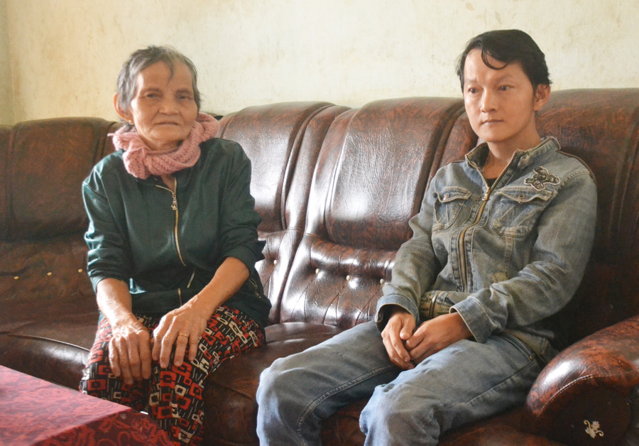 Bà Nguyễn Thị Lành và con trai Cao Ngọc Tấn. Ảnh: Hoàng Minh