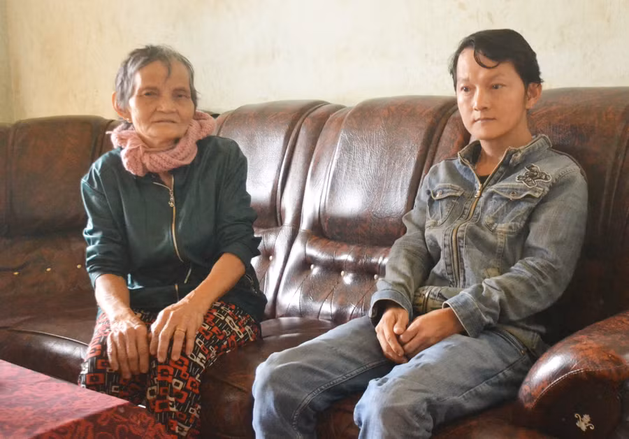 Bà Nguyễn Thị Lành và con trai Cao Ngọc Tấn. Ảnh: Hoàng Minh