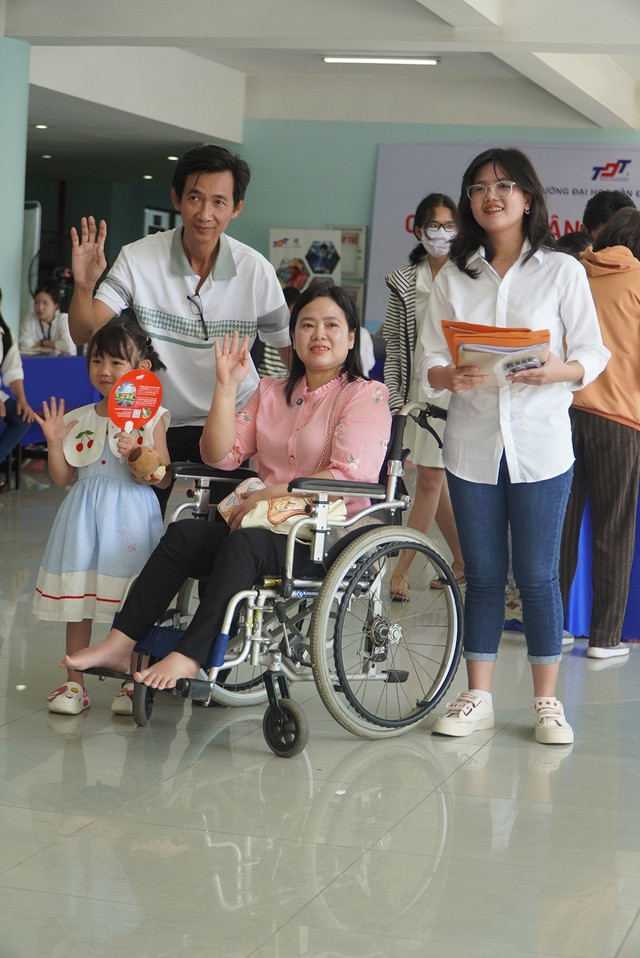 Gia đình bà Vân có mặt tại trường ĐH Tôn Đức Thắng để chúc mừng con gái trở thành tân sinh viên.