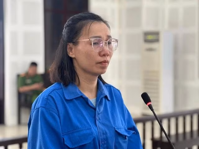 Bị cáo Đinh Kim Huệ trước tòa. Ảnh NGUYỄN TÚ