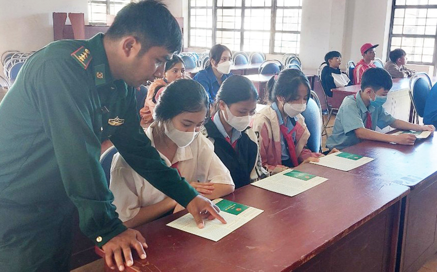 Cán bộ Đồn Biên phòng Ia Pnôn (huyện Đức Cơ) tuyên truyền Luật Biên phòng Việt Nam cho các em học sinh Trường Tiểu học-THCS Lương Thế Vinh. Ảnh: Vĩnh Hoàng