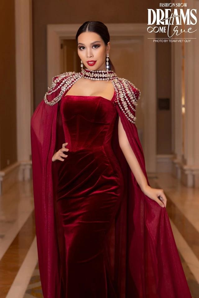 Siêu mẫu Hà Anh tại sự kiện. Chụp màn hình Siêu mẫu Hà Anh tại sự kiện. Chụp màn hình