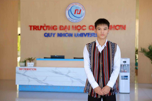Chàng thủ khoa kép người Hrê làm nức lòng đồng bào quê nhà - Ảnh 1. Phạm Quốc Toản chụp ảnh lưu niệm trong ngày nhập học tại Trường ĐH Quy Nhơn. Ảnh NVCC