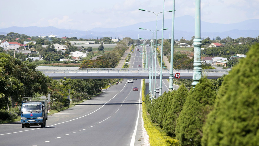 Sự quyết liệt trong điều hành của chính quyền đã thúc đẩy kinh tế - xã hội địa phương phát triển. Sự quyết liệt trong điều hành của chính quyền đã thúc đẩy kinh tế - xã hội địa phương phát triển.