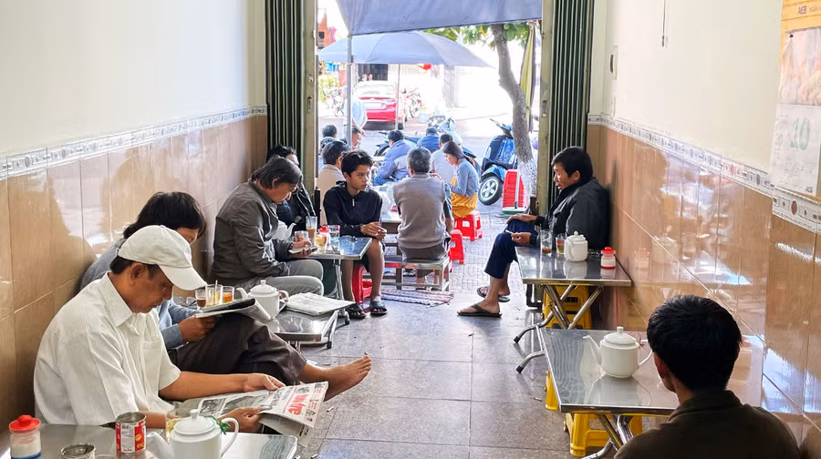 Nhiều người trung niên luôn chọn quán cà phê của ông Chín Thứ làm điểm đến đầu ngày. Ảnh: Lam Nguyên