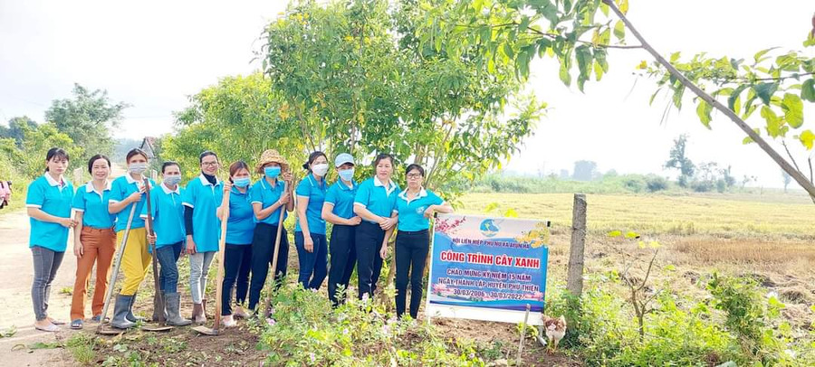 Hội LHPN xã Ayun Hạ triển khai công trình cây xanh chào mừng 15 năm Ngày thành lập huyện. Ảnh: Nhật Hào Hội LHPN xã Ayun Hạ triển khai công trình cây xanh chào mừng 15 năm Ngày thành lập huyện. Ảnh: Nhật Hào
