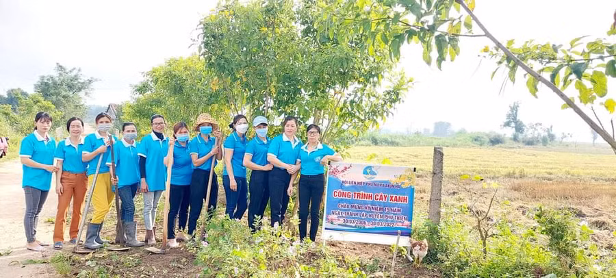 Hội LHPN xã Ayun Hạ triển khai công trình cây xanh chào mừng 15 năm Ngày thành lập huyện. Ảnh: Nhật Hào
