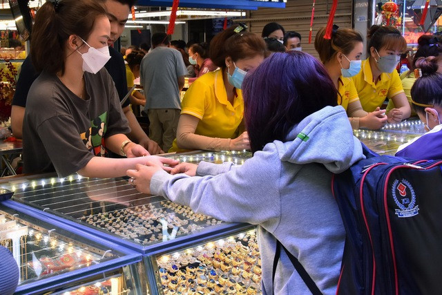 Giá vàng hôm nay thế giới có lúc lên tới 2.332 USD/ounce