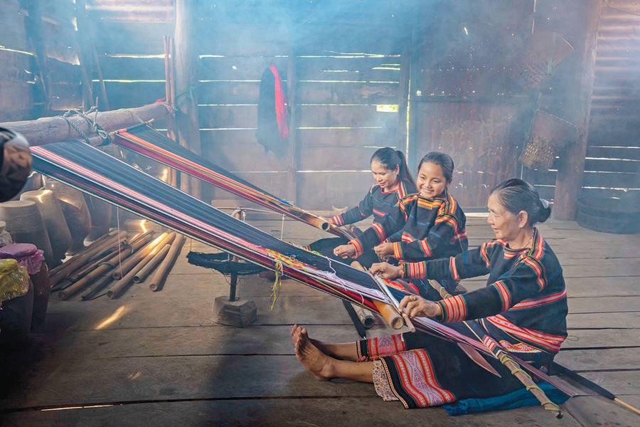 Truyền nghề. Ảnh: Công Phạm Truyền nghề. Ảnh: Công Phạm