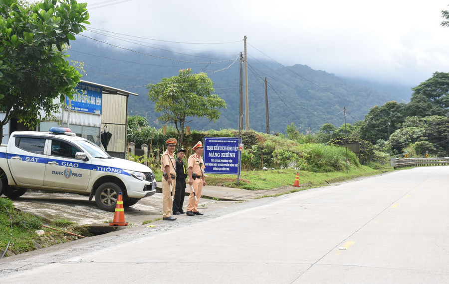 Lực lượng CSGT trực tại đèo Lò Xo. Ảnh: P.N Lực lượng CSGT trực tại đèo Lò Xo. Ảnh: P.N