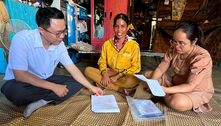 Chị Đinh H’Nai (giữa; buôn Chư Wâu, xã Chư A Thai, huyện Phú Thiện) trao đổi cùng cán bộ ngân hàng khảo sát hiệu quả nguồn vốn vay lao động đi làm việc ở Đài Loan. Ảnh: Đinh Yến