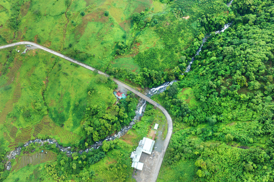 Toàn cảnh khu vực thác Đăk Chè thuộc xã Đăk Man, huyện Đăk Glei nhìn từ trên cao Toàn cảnh khu vực thác Đăk Chè thuộc xã Đăk Man, huyện Đăk Glei nhìn từ trên cao