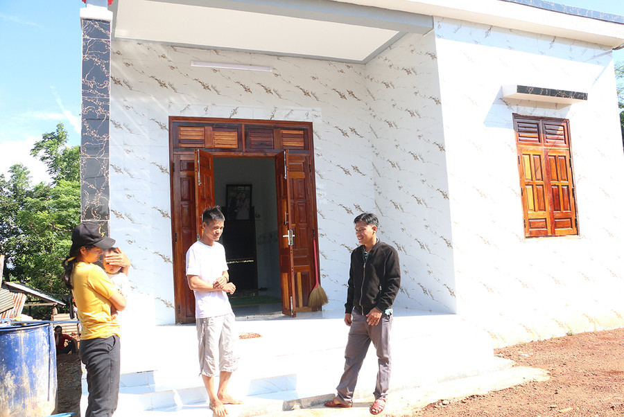 Không chỉ thoát nghèo, vợ chồng anh Rmah Uân đã làm được căn nhà mới khá khang trang. Ảnh: Q.T