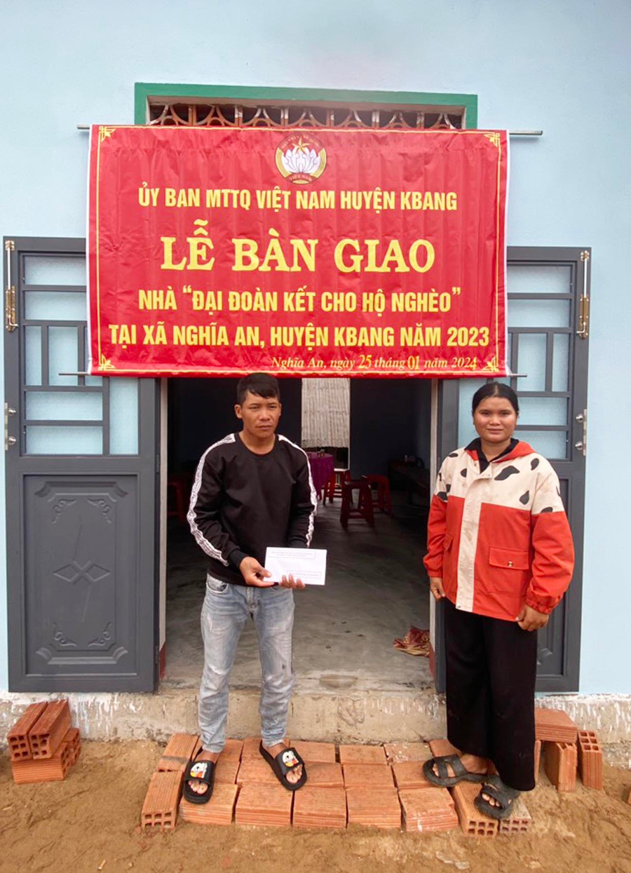 Ủy ban MTTQ Việt Nam huyện Kbang bàn giao nhà Đại đoàn kết cho hộ nghèo xã Nghĩa An. Ảnh: Lê Nam Ủy ban MTTQ Việt Nam huyện Kbang bàn giao nhà Đại đoàn kết cho hộ nghèo xã Nghĩa An. Ảnh: Lê Nam
