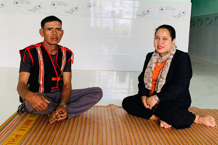 Bà R’Cơm H’Myữ trò chuyện với ông Ksor Gưn trong căn nhà mới do bà kêu gọi nguồn lực hỗ trợ xây dựng. Ảnh: N.H Bà R’Cơm H’Myữ trò chuyện với ông Ksor Gưn trong căn nhà mới do bà kêu gọi nguồn lực hỗ trợ xây dựng. Ảnh: N.H