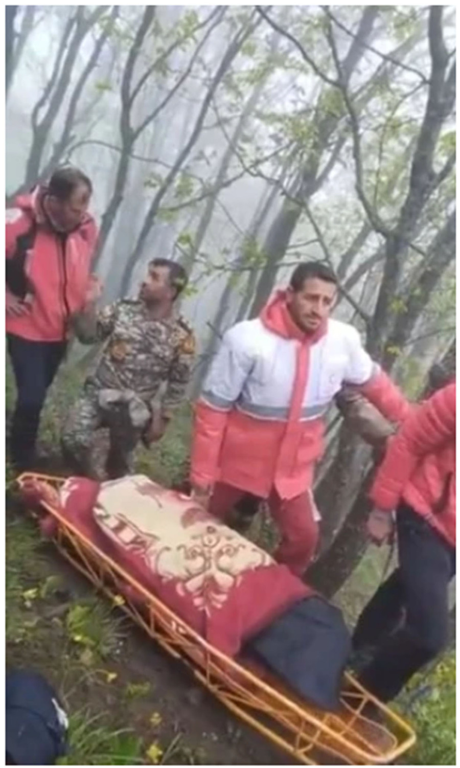 Các nhân viên cứu hộ chuyển thi thể các nạn nhân khỏi hiện trường. Ảnh: IRNA Các nhân viên cứu hộ chuyển thi thể các nạn nhân khỏi hiện trường. Ảnh: IRNA