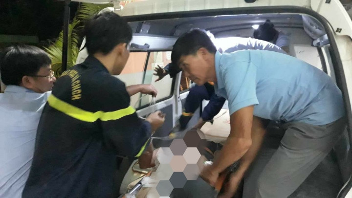 Lực lượng chức năng hỗ trợ tài xế đi cấp cứu. Lực lượng chức năng hỗ trợ tài xế đi cấp cứu.
