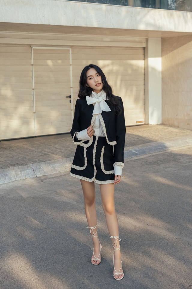 Một vẻ đẹp sành điệu, cổ điển mà rất đỗi thời trang trong toàn bộ set đồ đen trắng mà người đẹp thể hiện khiến fan ngất ngây Một vẻ đẹp sành điệu, cổ điển mà rất đỗi thời trang trong toàn bộ set đồ đen trắng mà người đẹp thể hiện khiến fan ngất ngây