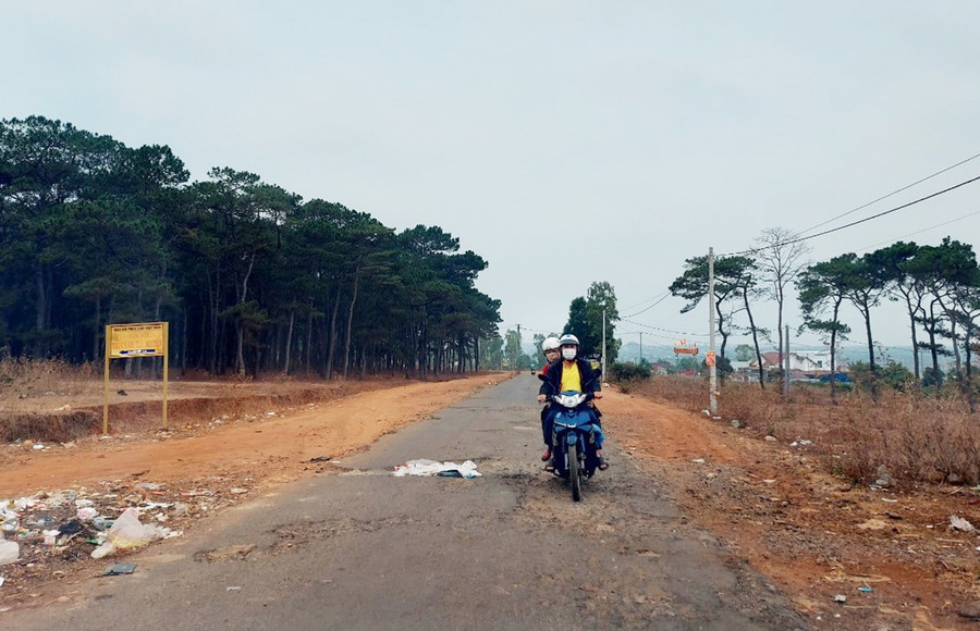 Mặt đường bị bong tróc khiến việc đi lại của người dân gặp nhiều khó khăn. Ảnh: Thiên Di Mặt đường bị bong tróc khiến việc đi lại của người dân gặp nhiều khó khăn. Ảnh: Thiên Di