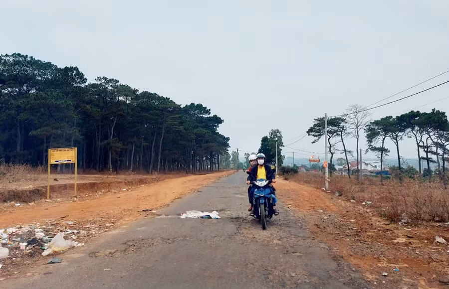 Mặt đường bị bong tróc khiến việc đi lại của người dân gặp nhiều khó khăn. Ảnh: Thiên Di