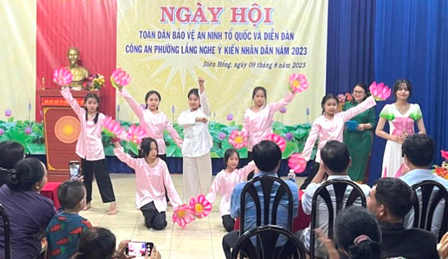 Nhà văn hóa tổ dân phố là nơi sinh hoạt, gắn kết cộng đồng dân cư trên địa bàn TP. Pleiku. Ảnh: Đinh Yến Nhà văn hóa tổ dân phố là nơi sinh hoạt, gắn kết cộng đồng dân cư trên địa bàn TP. Pleiku. Ảnh: Đinh Yến