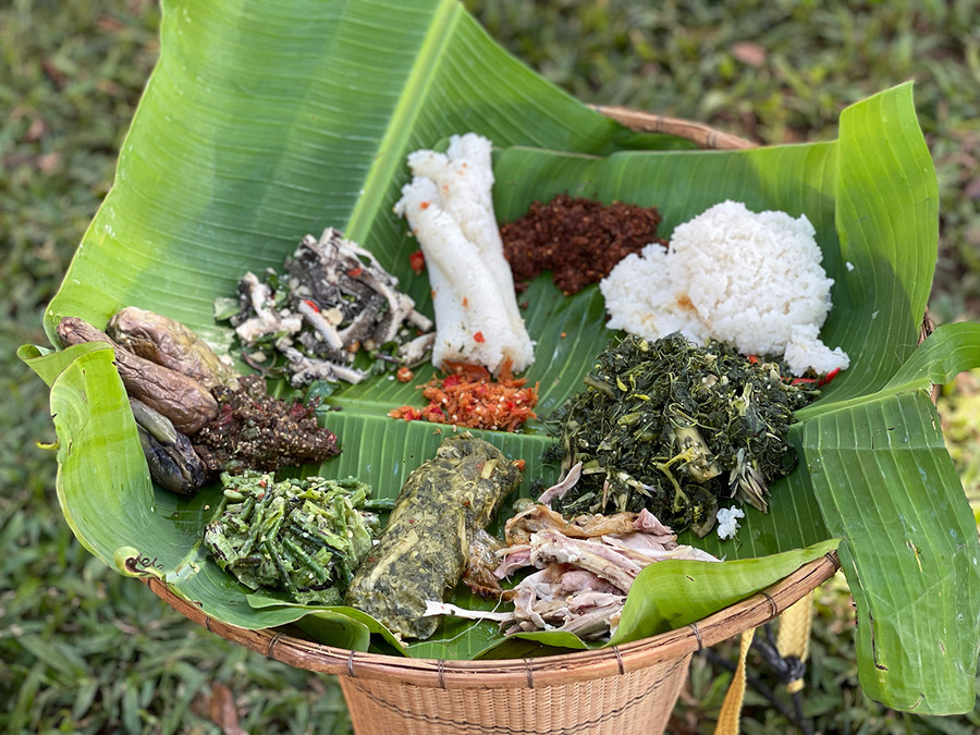 Hàng chục món ăn truyền thống của người Jrai được chế biến tại chỗ và giới thiệu tại chương trình. Ảnh: Hoàng Ngọc