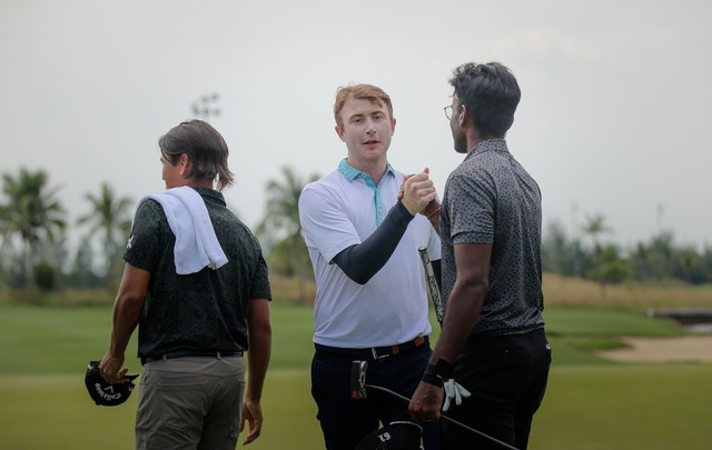 Tay golf người Úc vô địch giải tại lễ hội golf Đà Nẵng 2023 - Ảnh 1. Tay golf Aaron Wilkin (giữa) giành chức vô địch. Ảnh: NGUYỄN TÚ