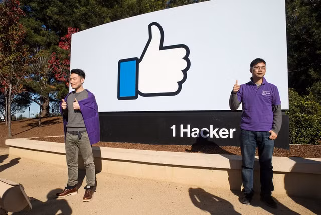 Khách Trung Quốc chụp ảnh trước trung tâm đầu não của Facebook. THE NEW YORK TIMES