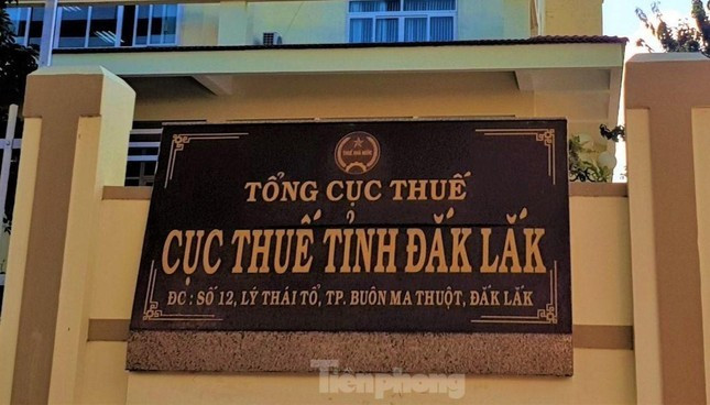 Ngành thuế Đắk Lắk 2 lần ra thông báo tạm hoãn xuất cảnh đối với đại diện doanh nghiệp nợ thuế. Ngành thuế Đắk Lắk 2 lần ra thông báo tạm hoãn xuất cảnh đối với đại diện doanh nghiệp nợ thuế.