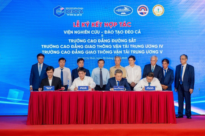 Thành lập Viện Nghiên cứu - Đào tạo Đèo Cả - Ảnh 2. Lễ ký kết hợp tác giữa Viện nghiên cứu và các trường cao đẳng vận tải