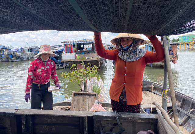 Chị Nga (trái) và bạn hàng. Ảnh:LÊ VÂN Chị Nga (trái) và bạn hàng. Ảnh:LÊ VÂN