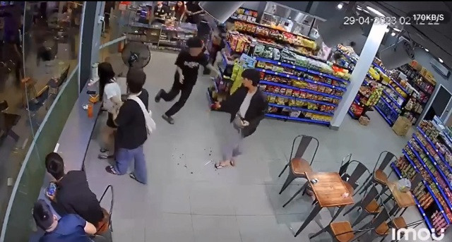 Khách ở quán nước phía trước và bên trong siêu thị bỏ chạy tán loạn. Ảnh: Nguyễn Tú Khách ở quán nước phía trước và bên trong siêu thị bỏ chạy tán loạn. Ảnh: Nguyễn Tú