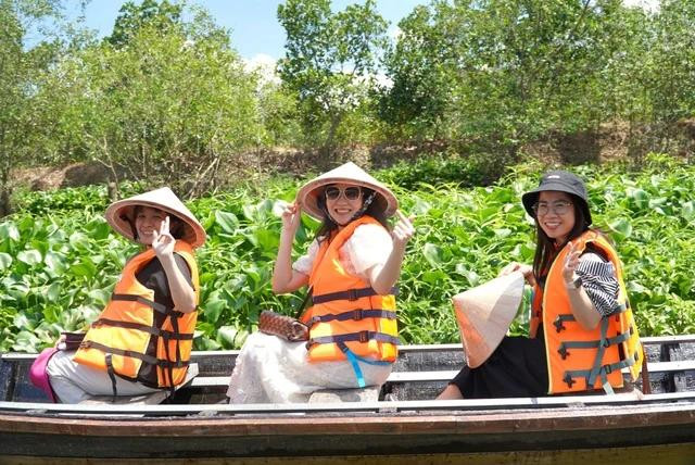 Chợ nổi Tân Phong để lại ấn tượng trong lòng du khách, nhất là người trẻ