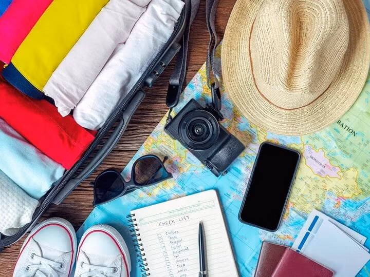 Chuẩn bị giày bệt, mũ rộng vành, kính mát khi du lịch Quy Nhơn.