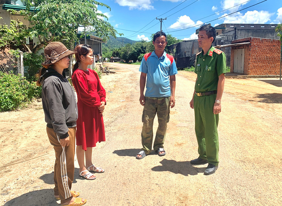 Cán bộ Công an xã Ayun (huyện Mang Yang) tuyên truyền pháp luật, đảm bảo an ninh trật tự cho người dân trên địa bàn. Ảnh: R'Ô HOK Cán bộ Công an xã Ayun (huyện Mang Yang) tuyên truyền pháp luật, đảm bảo an ninh trật tự cho người dân trên địa bàn. Ảnh: R'Ô HOK