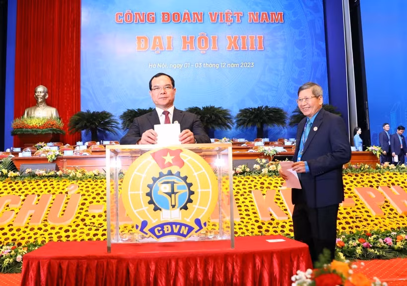 Các đại biểu bỏ phiếu bầu Ban Chấp hành Tổng Liên đoàn Lao động Việt Nam khóa XIII nhiệm kỳ 2023-2028. (Ảnh: TTXVN)