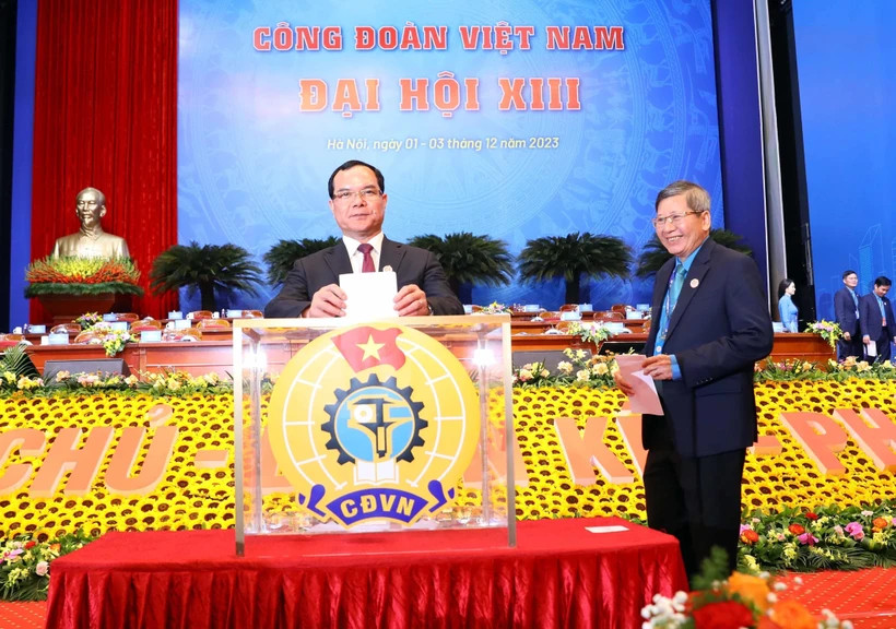 Các đại biểu bỏ phiếu bầu Ban Chấp hành Tổng Liên đoàn Lao động Việt Nam khóa XIII nhiệm kỳ 2023-2028. (Ảnh: TTXVN) Các đại biểu bỏ phiếu bầu Ban Chấp hành Tổng Liên đoàn Lao động Việt Nam khóa XIII nhiệm kỳ 2023-2028. (Ảnh: TTXVN)