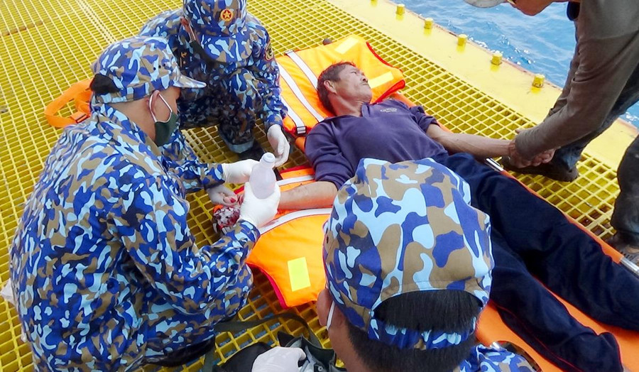 Nhà giàn DK1/9 cấp cứu ngư dân Nguyễn Văn Dũng tại sàn cập tàu. Ảnh: Văn Đường Nhà giàn DK1/9 cấp cứu ngư dân Nguyễn Văn Dũng tại sàn cập tàu. Ảnh: Văn Đường