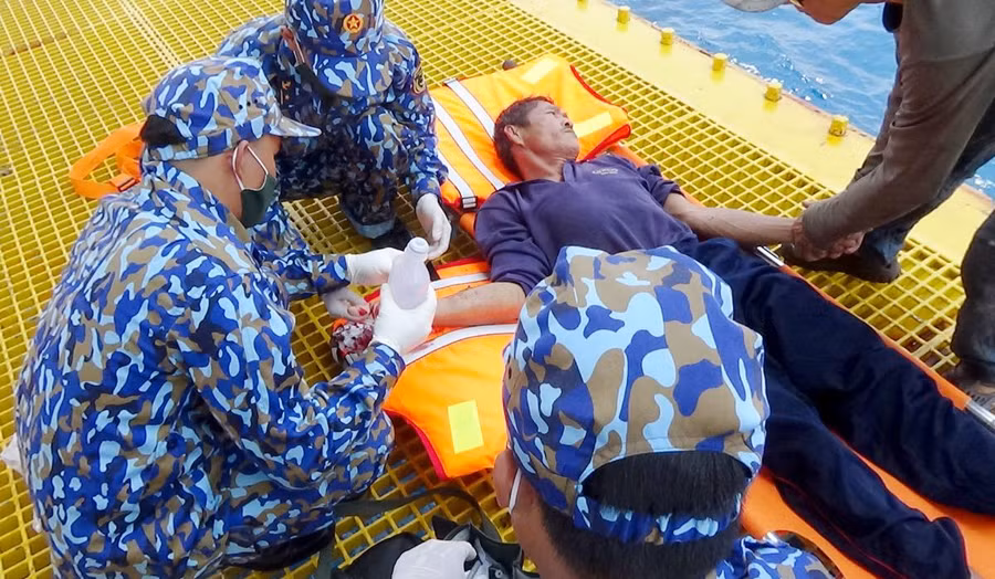 Nhà giàn DK1/9 cấp cứu ngư dân Nguyễn Văn Dũng tại sàn cập tàu. Ảnh: Văn Đường