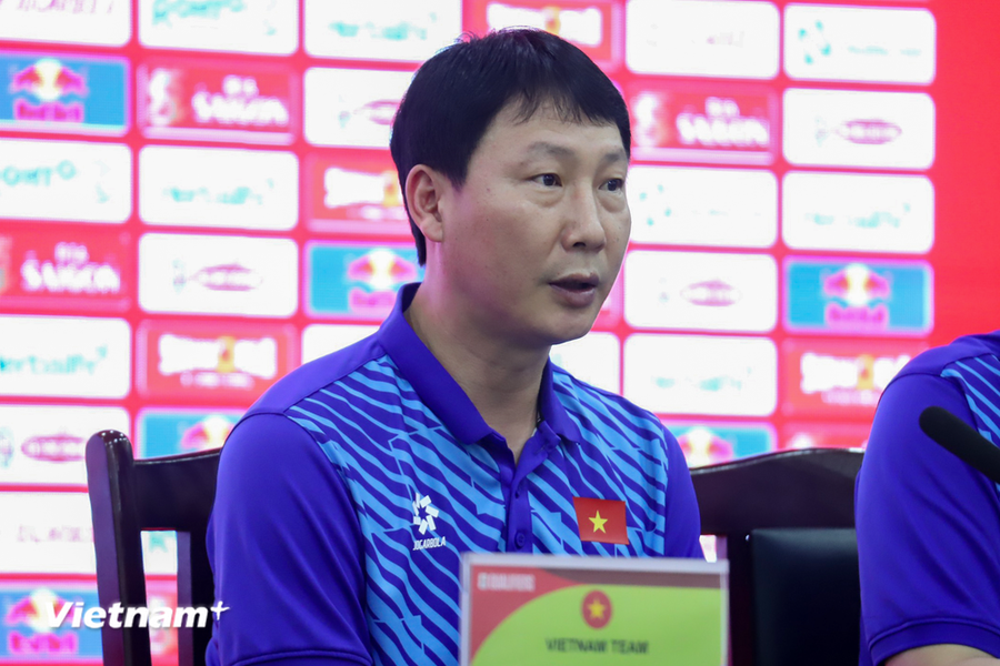 Huấn luyện viên Kim Sang-sik đặt mục tiêu có trận thắng ra mắt với Đội tuyển Việt Nam ở trận tiếp đón đối thủ Philippines. (Ảnh: Việt Anh/Vietnam+) Huấn luyện viên Kim Sang-sik đặt mục tiêu có trận thắng ra mắt với Đội tuyển Việt Nam ở trận tiếp đón đối thủ Philippines. (Ảnh: Việt Anh/Vietnam+)