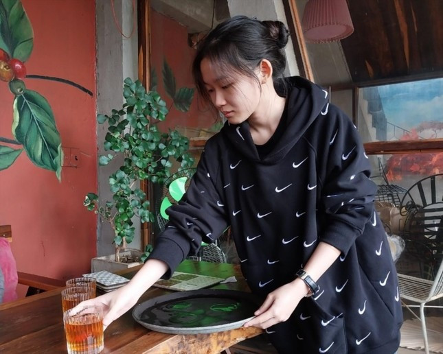 Em Phượng tranh thủ đi làm thêm để kiếm tiền học đại học. Em Phượng tranh thủ đi làm thêm để kiếm tiền học đại học.