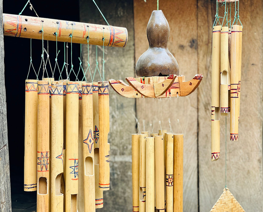 Ngoài âm thanh độc đáo thì các họa tiết được trang trí trên chuông gió xưa cũng mang ý nghĩa liên quan đến thiên nhiên, cây cối, đời sống của người Bahnar. Ảnh: T.D Ngoài âm thanh độc đáo thì các họa tiết được trang trí trên chuông gió xưa cũng mang ý nghĩa liên quan đến thiên nhiên, cây cối, đời sống của người Bahnar. Ảnh: T.D