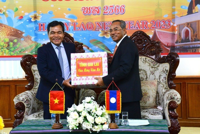 Đồng chí Hồ Văn Niên-Ủy viên Ban Chấp hành Trung ương Đảng, Bí thư Tỉnh ủy, Chủ tịch HĐND tỉnh Gia Lai (bìa trái) gửi lời chúc mừng tốt đẹp và tặng quà cho lãnh đạo tỉnh Attapeu (Lào) nhân dịp Tết cổ truyền Bun Pi May. Ảnh: Minh Nguyễn Đồng chí Hồ Văn Niên-Ủy viên Ban Chấp hành Trung ương Đảng, Bí thư Tỉnh ủy, Chủ tịch HĐND tỉnh Gia Lai (bìa trái) gửi lời chúc mừng tốt đẹp và tặng quà cho lãnh đạo tỉnh Attapeu (Lào) nhân dịp Tết cổ truyền Bun Pi May. Ảnh: Minh Nguyễn